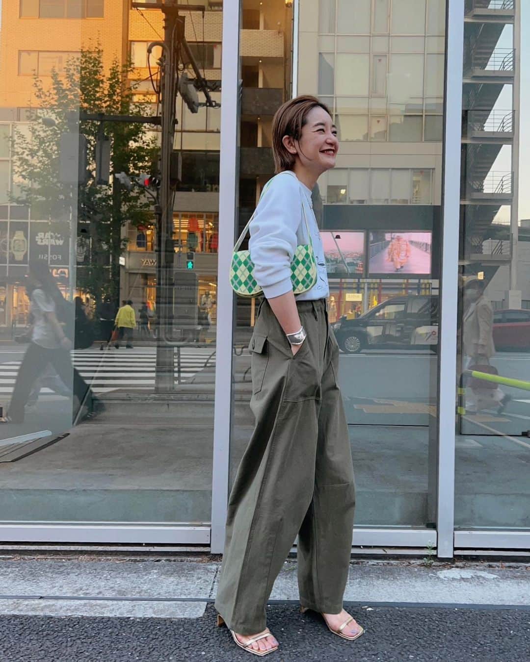 川島幸恵さんのインスタグラム写真 - (川島幸恵Instagram)「💚💚💚 ⁡ 来週入荷のカーブシルエットベイカーパンツ！ インスタライブでも人気だったアイテムです😇 ⁡ この程よいボリューム感が可愛いんですよね〜💞 ⁡ 古着のスウェットと合わせて、とことんカジュアルに🍭 ⁡ JWPEIのバッグもお気に入り🌻 ⁡ ⁡ #SHENERY_official #sweatshirts #vintage #pants #sandals #SHENERY #necklace #harpo #navajojewelry  #maisonno8 #silverjewelry  #bangls #tiffany #bag #jwpei #fashion #styling #ベイカーパンツ #スウェットコーデ  #ハイトーンカラー #ハイトーンボブ #ハイトーンヘア #ボブヘア #ミニボブ」5月9日 20時59分 - sachie118