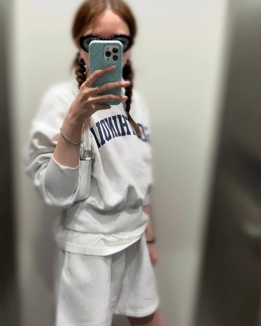 鹿沼憂妃のインスタグラム：「前回のリールとの差、。 オンオフ激しめ~🦭🦭🦭  それはそうと、 小学生のあたしの親友が 私服まで上手に撮ってくれるようになっていて （4枚目参照） ゆっぴ感動🥺いつも甘い言葉もくれてさ🥺 ありがとう…💗 何歳になっても仲良しでいたい🌼 . #shika_code #高身長コーデ #高身長女子 #170cm」