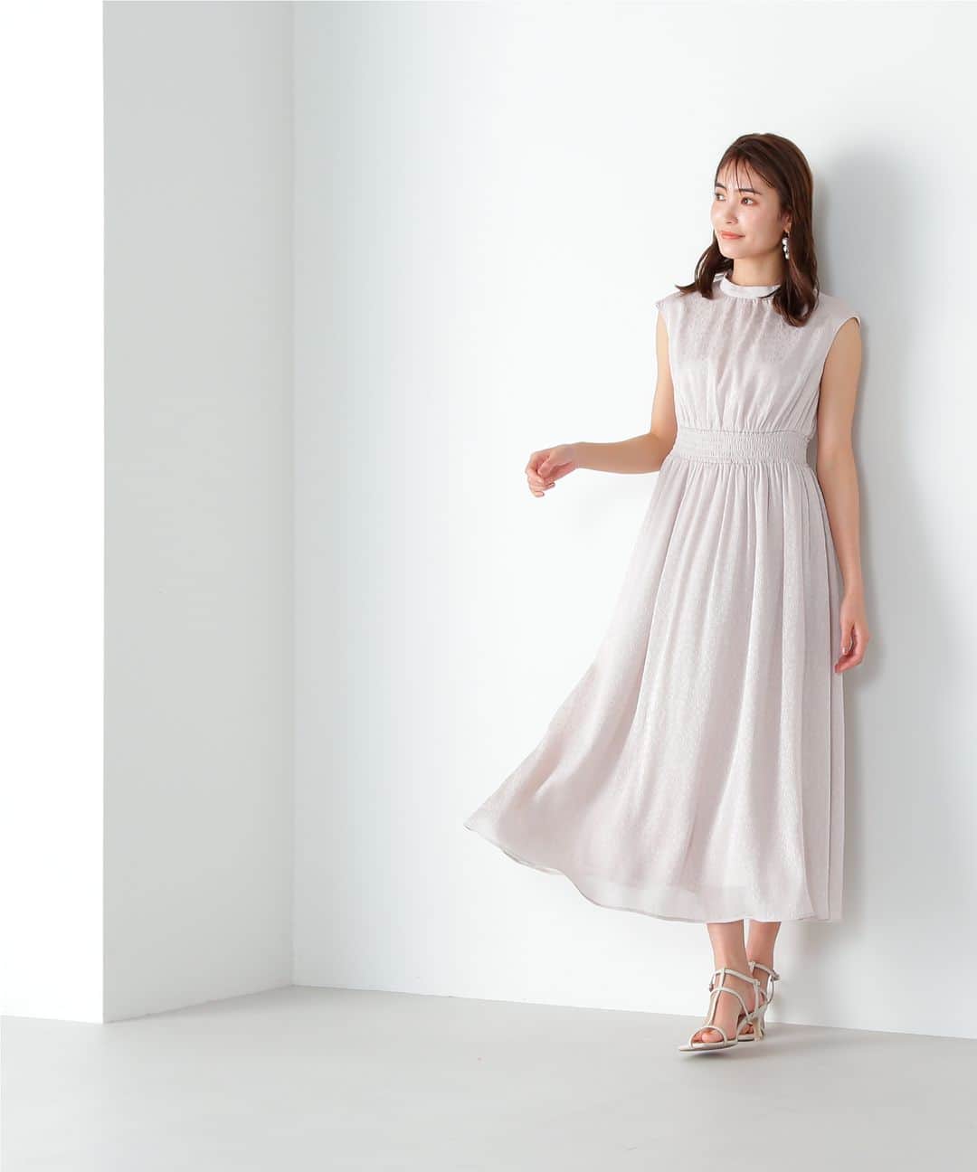 NATURAL BEAUTY BASICのインスタグラム：「2023 early summer PRE ORDER.  ✔ウエストシャーリングワンピース ¥11,990 tax in color:ニュアンスピンク/ピンク/チャコール/ネイビー size:S/M/PS #0173140552 5月中旬-下旬入荷予定  軽やかな楊柳ジャガードとウエストシャーリングデザインで、シンプルながら華やかさがあり1枚で着映えするワンピース。 ウエストのシャーリングは、幅を広めに仕上げることで、デザイン性はもちろん、ウエストマークをしながら、締め付けも気にならないストレスフリーな着心地にもこだわりました。 オフィスをはじめ、オケージョンまで幅広いシーンで着ていただけます。  #楊柳ワンピース #ウエストシャーリング #フレアワンピース #ノースリーブワンピース #ロングワンピース #サマーコーデ #夏先取 #夏コーデ #初夏 #お出かけコーデ #カジュアルコーデ  #オフィスコーデ #オフィスカジュアル #通勤コーデ #大人可愛い #カラーコーデ #着回しコーデ #きれいめカジュアル #大人カジュアル #ベーシックコーデ #ベーシック #ナチュラルコーデ #トレンドスタイル #シンプルコーデ #ナチュラルビューティーベーシック #naturalbeautybasic」