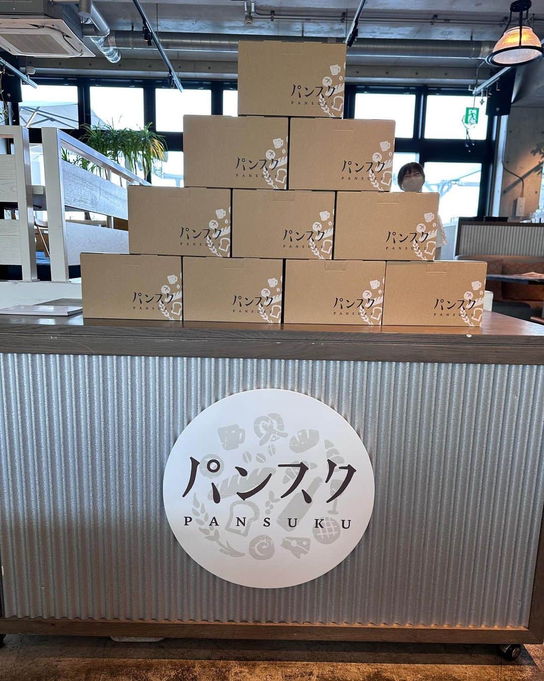 岩瀬玲さんのインスタグラム写真 - (岩瀬玲Instagram)「いつもお世話になっている 美容ライターの亜希子さん @akiko_yonemura1017  に誘ってもらって素敵な会に  日本全国のパンが届くパンのサブスク 🥖パンスクさん @pansuku_pfy  が期間限定でオープンするパンスクカフェに 行ってきました  カフェは5月10日から6月11日まで 竹芝にある素敵なカフェ ☕️BESIDE SEASIDE @beside_seaside  にて  パンスクで取り扱っているパンを使ったオリジナルメニューが 食べられちゃう  私は 🥯ダッチベーグルフレンチトーストを❤️ 普段あまり甘いもの食べないようにしてるけど すっごい美味しかったー  ベーグルのもちもち弾力感で お腹がめっちゃいっぱい 見た目もかわいい  山形県の山ベーグル&coffestandさん @yamabagel  のプレーンベーグル と 群馬県のBoulangerie Saiさん @boulangeriesai  のくるみベーグル の２種類がこの一皿に入ってるんです  いろいろなお店のパンを一度に食べられるって 斬新  パンスクさんの社長さんの説明も聞けて 貴重な体験でした 日本中の素敵なパン屋さんのパンが 食べられるってパン好きの私からしたら すごい幸せ  サブスクの方は １箱に大体８種類のパンが入ったボックスが 毎月届くというもので 費用は2900円とパンの旅費780円 合計3990円  送料をパンの旅費って表現してるところが 可愛いと思ってしまった  カフェも居心地よくて 目の前の芝生でhわんちゃんが遊んでました❤️  幸せなイベントでした ありがとうございます  #パンスク #サブスク #イベント #パン #ベーグル #竹芝」5月9日 21時00分 - akirakkuma
