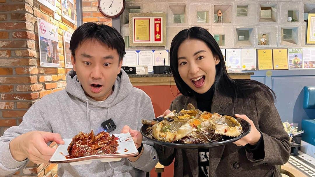 のインスタグラム：「台灣 有個一句話「吃飯皇帝大」 這次的韓國旅行 深深學到了 結束一整天的行程後 終於要去吃Jerry最期待的晚餐「韓國燒肉」 我先做功課找到一件評價很好的店 進到店裡去 才發現不對勁 原來韓國吃肉的方式很多種 我以為是我們想像的炭火燒肉店， 結果是用蒸的豬肉（聽說也是很有名的韓國料理之一）專賣店 我知道Jerry一定很失望， 但同時也想應該不會是因為食物來鬧脾氣吧😀 結果看到很少生氣的Jerry很不開心的樣子😱 歡迎來看看我的YT✨💁🏻‍♀️  台湾には「食事は皇帝と同じく大事」と言う言葉がある。 今回の夫婦韓国旅で深く痛感。 滅多に怒らない台湾夫が珍しく不機嫌になったのは。。。 日本人大好きな韓国グルメの○○、台湾人にとっては信じられないみたい😳 YT更新しました✨ぜひご覧下さい💁🏻‍♀️  #韓國美食 #韓国グルメ #夫婦旅行 #夫妻 #夫妻日常 #韓國 #韓国」