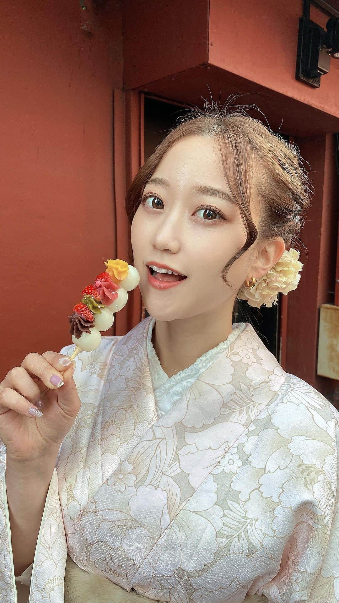 あいりのインスタグラム：「🍡 花より団子？🫣  浅草はいつも食べ歩きが楽しみ🥰 全部美味しいんだけど、チーズメンチは特に好き🧀  着物は @rikawafuku さんでレンタルしたよ👘✨ もう何回もお世話になってるんだけど、色も柄も沢山あっていつも迷っちゃう…😂🙏🏻♡  #サロンモデル#撮影依頼受付中#フリーモデル#浅草#浅草グルメ#浅草食べ歩き#仲見世通り#浅草着物レンタル」