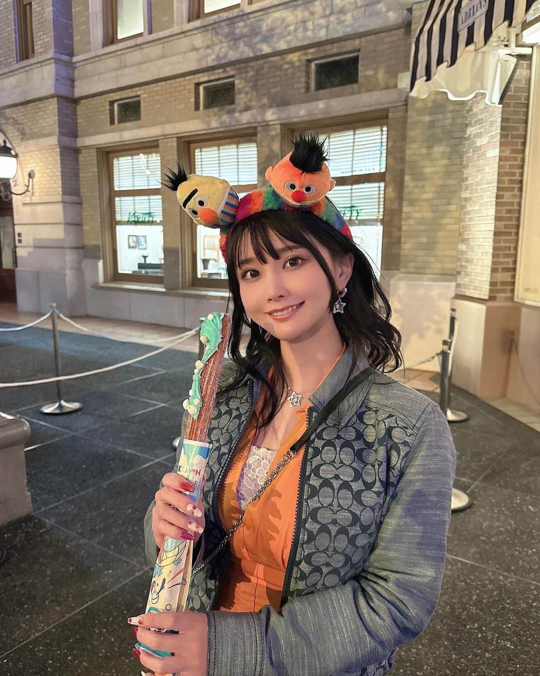 赤羽もものインスタグラム：「エルモのよく分からんキャラのカチューシャ🧡   #ユニバ  #ユニバコーデ  #ユニバーサルスタジオジャパン  #usj  #エルモ  #universal」