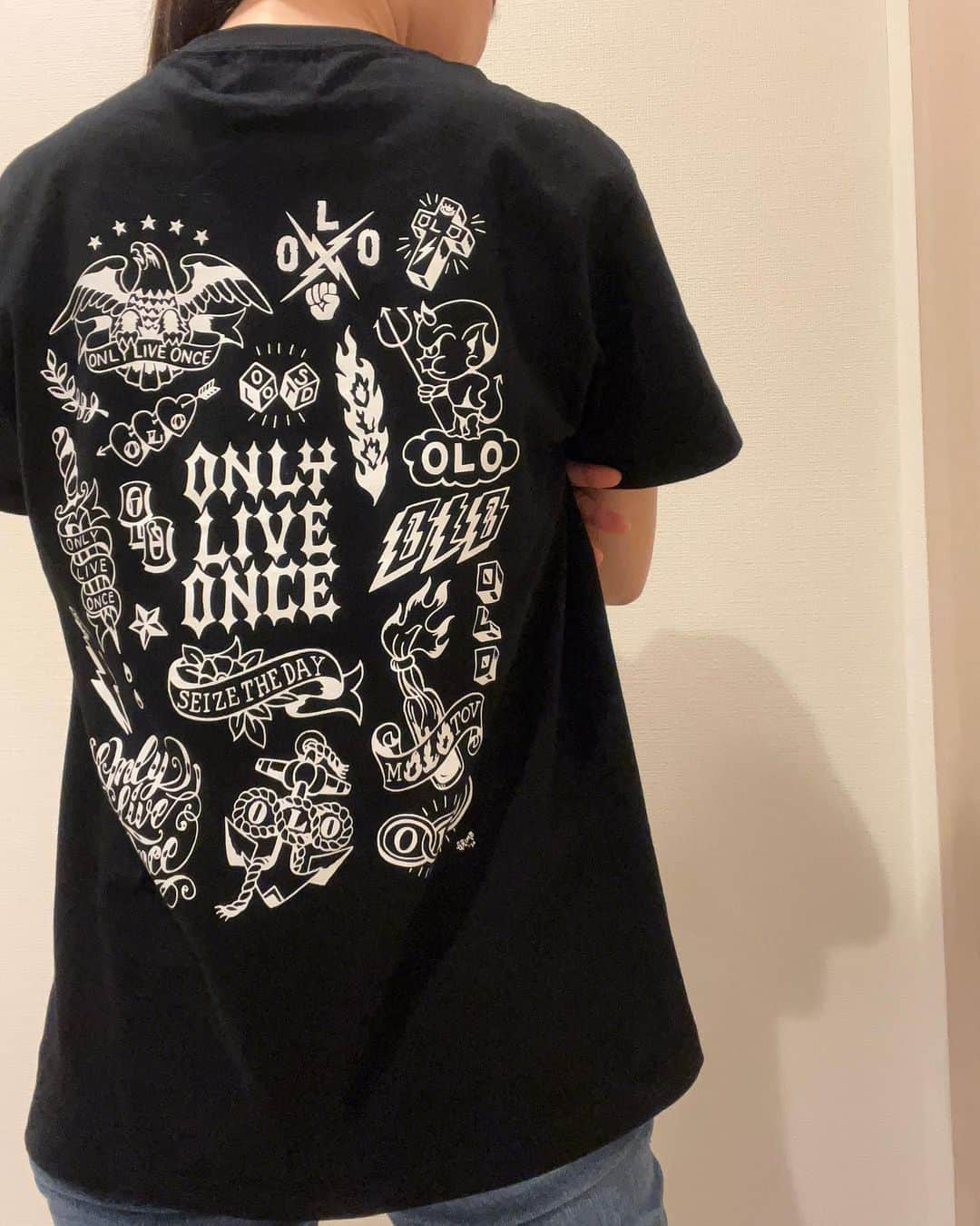 彼方茜香さんのインスタグラム写真 - (彼方茜香Instagram)「olo♥ ONLYLIVEONCE新作!! 受注期間が間もなく終了します!! 完全受注ブランドだからこの期間すぎると買えないアパレルブランド·͜·  @onlyliveonce_official  半袖and長袖 白and黒 サイズ表などもoloInstagramへ!  #sarynolo」5月9日 21時01分 - serikaochikata