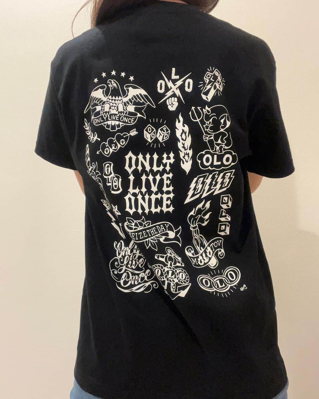 彼方茜香のインスタグラム：「olo♥ ONLYLIVEONCE新作!! 受注期間が間もなく終了します!! 完全受注ブランドだからこの期間すぎると買えないアパレルブランド·͜·  @onlyliveonce_official  半袖and長袖 白and黒 サイズ表などもoloInstagramへ!  #sarynolo」