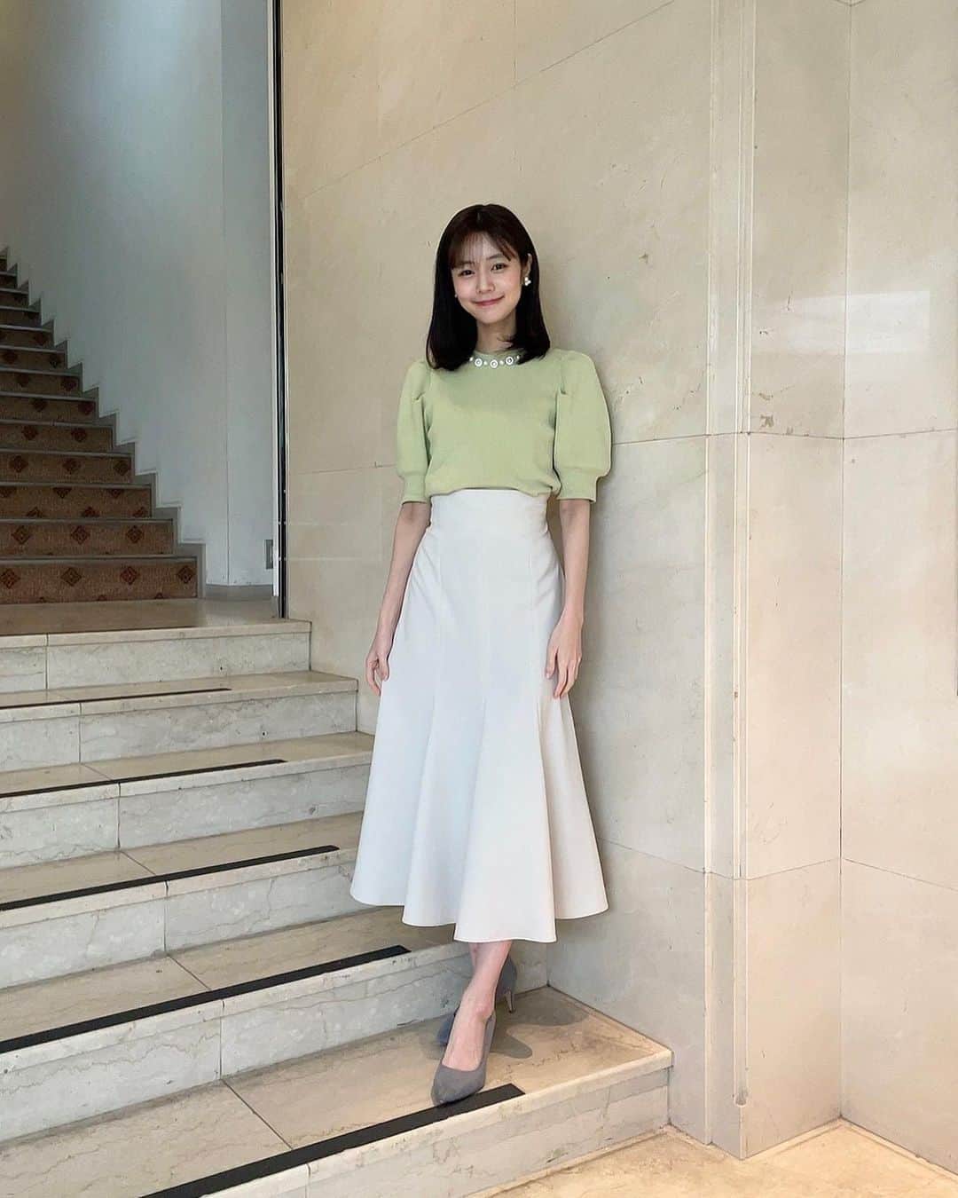 杉浦みずきのインスタグラム：「. 衣装たちです🍀  1.2枚目 ニット　@willselection_official スカート　@and.couture  3.4枚目 @lois_crayon_official  5枚目 ブラウス　@willselection_official スカート　@swingle_official  6枚目 @willselection_official   7.9枚目 @clear.official   8枚目 @superiorcloset_ined_official   10枚目 @herlipto」