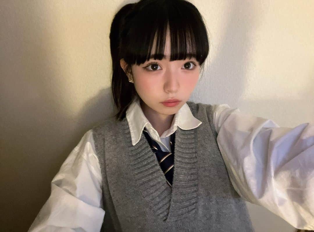 池未来実のインスタグラム：「今日だけメイクかえてみた〜。 髪もくくってときてたのでクリップでとめました💆🏻‍♀️  #ootd #05 #ljk #制服 #ヘアアレンジ #メイク」