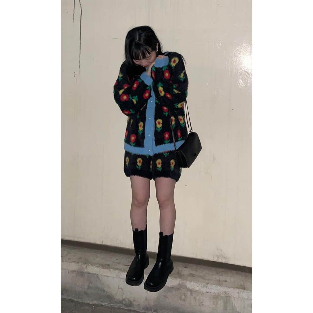 宮崎朝子のインスタグラム：「暖かくなってきて一番寂しいのは、このセットアップがしばらく着れなくなっちゃうこと😔  どストライクです🌼  @candystripper_official」