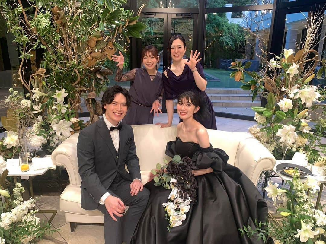 黒田瑞貴さんのインスタグラム写真 - (黒田瑞貴Instagram)「結婚式しました🤍！ みんな来てくれてありがとう😭 みんなのおかげで、本当に幸せで楽しい１日を過ごすことが出来ました！  頑張って描いた手配書やウエディングボード、みんなに喜んでもらえて嬉しかったー😆！  写真ありすぎて、載せきれない…！」5月9日 21時06分 - kurodamizuki_