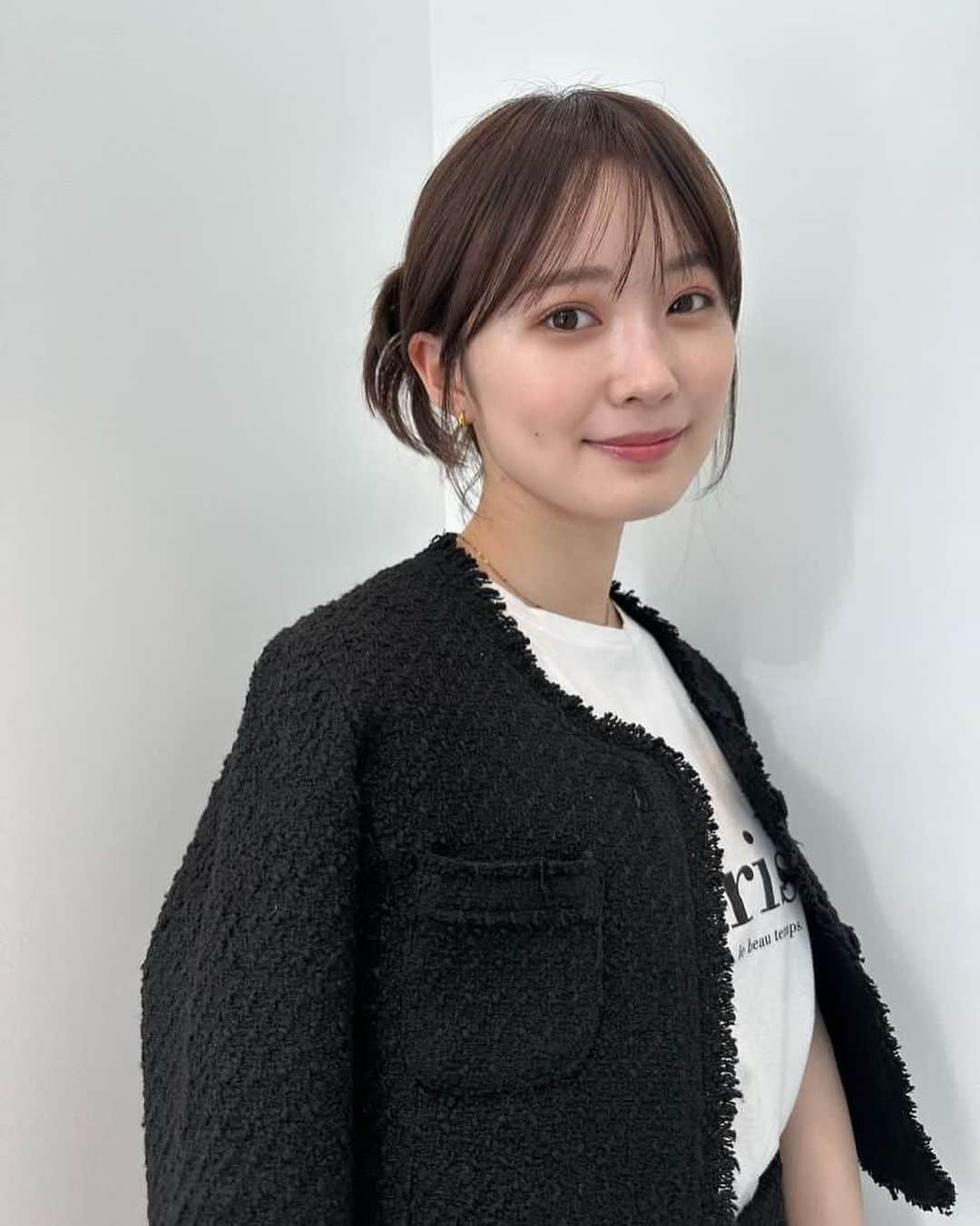 角川友紀のインスタグラム：「⁡ アップスタイルver👸🏻 雨だと大活躍するヘアクリップ📎 ⁡  #顔まわりレイヤー#顔まわりカット #ヘアアレンジ#ヘアクリップ#ヘアクリップアレンジ」