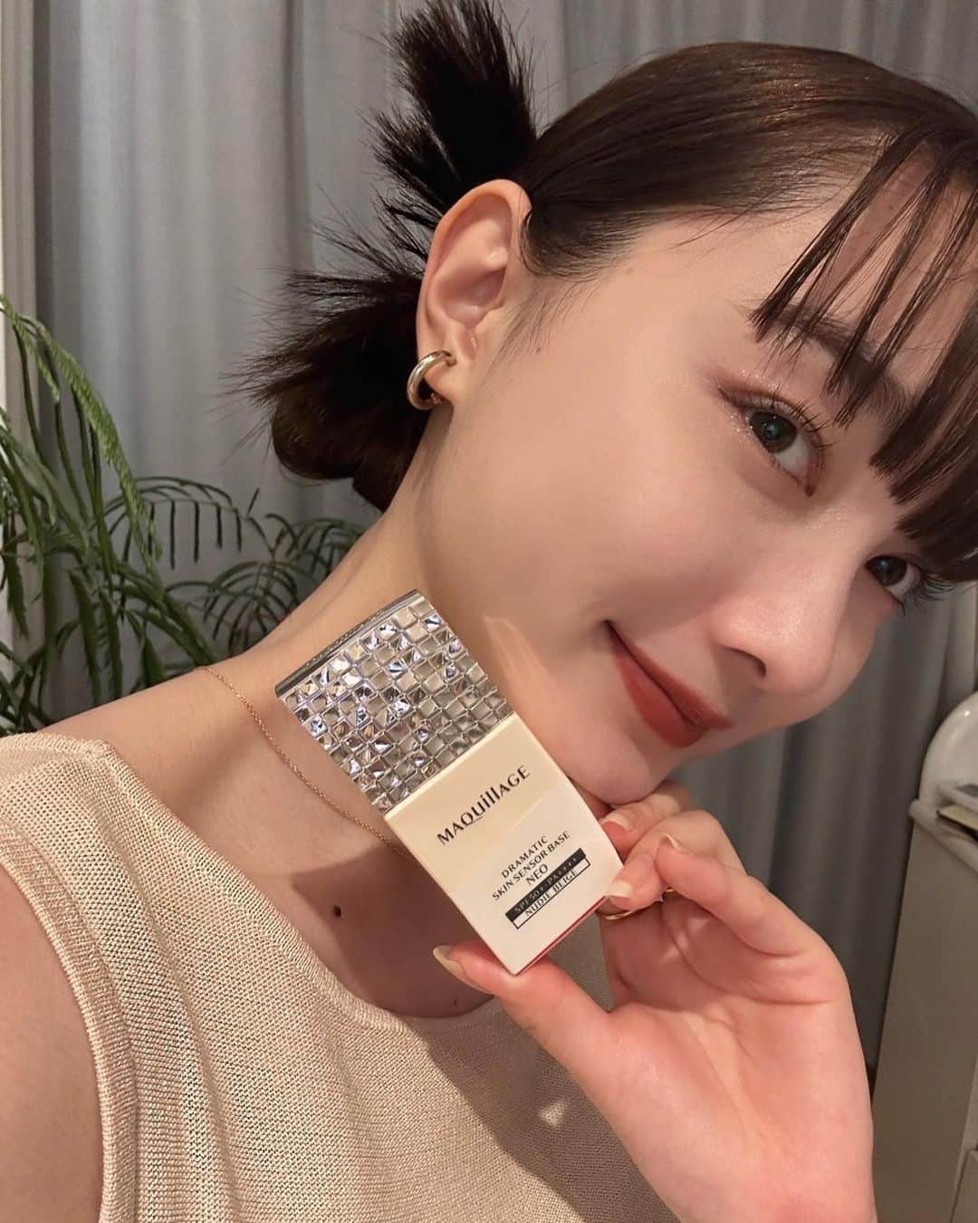 新野尾七奈のインスタグラム：「「MAQuillAGE "DRAMATIC SKIN SENSOR BASE NEO" NUDIE BEIGE 」 @maquillage_jp 重くないのにしっかりと隠したい所は隠してくれるかつ、 ベタつかない。  肌がパンっと！明るくなった気分で嬉しい気持ち♡ 肌の調子がいいと一日中気分上がるな〜わたし😊  #マキアージュ#新作コスメ#ベースメイク#化粧下地#提供」