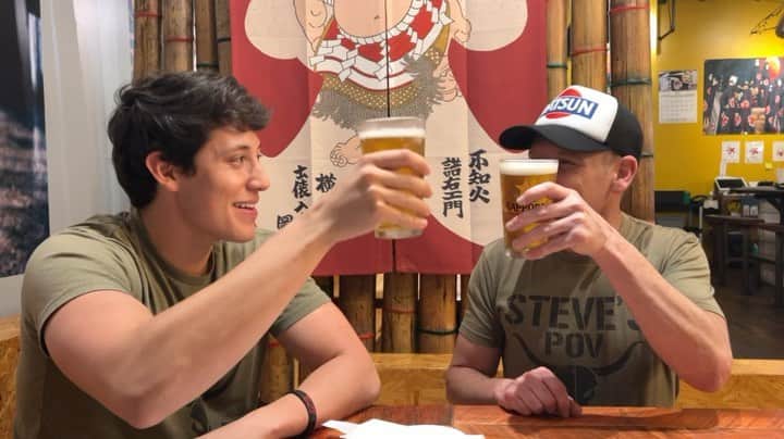 スティーブのインスタグラム：「I haven’t seen the Kid in close to 6 months. We had ramen and a toast at @rakuramenduluth  awesome times!! Great food btw. Please stop in and try!! うちのあっちゃんと半年ぶりの再会‼️乾杯🍻」