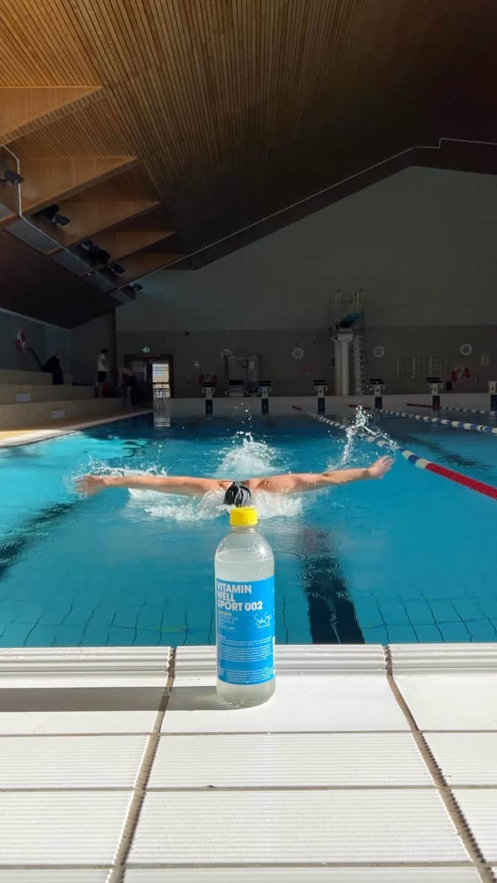 サラ・ショーストレムのインスタグラム：「Vitamin well sport 002 signed by me😎」