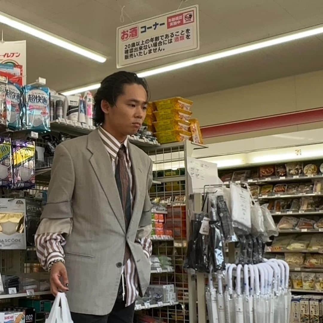 オカモトレイジさんのインスタグラム写真 - (オカモトレイジInstagram)「🤵🏻‍♂️suit ⇔ bubble gum🫧」5月9日 21時10分 - okamotoreiji