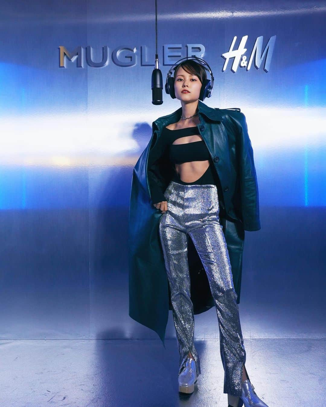 MiracleVellMagicさんのインスタグラム写真 - (MiracleVellMagicInstagram)「🙈💎💎💎  Yes I kept rubbing my belly to protect my cold sensitive stomach, but I mean hey🥸It’s Mugler and H&M. Totally worth it.  なにしろお腹が冷えやすいもんで撮影時以外はお腹をさすさすしていたけれども！さすさすしながらでも着たい可愛さよね！ ミュグレーとH&Mのコラボなんて最高じゃ〜〜🥹  @hm @muglerofficial   #MuglerHM #エイチアンドエム」5月9日 21時11分 - miraclevellmagic