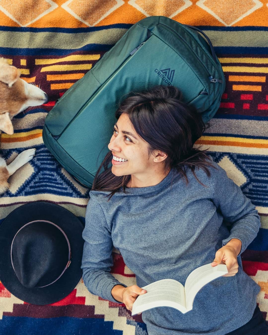 グレゴリーのインスタグラム：「The split case backpack of your dreams 💭   The Border Traveler 30 is a must for your next flight. We especially love the dedicated padded laptop sleeve & the ActiveShield compartment with Polygiene® Stays Fresh treatment. This treatment inhibits the growth of odor-causing bacteria and keeps the dirty separated from the clean.  Shop the award-winning pack line by tapping the link in our bio. 👆」