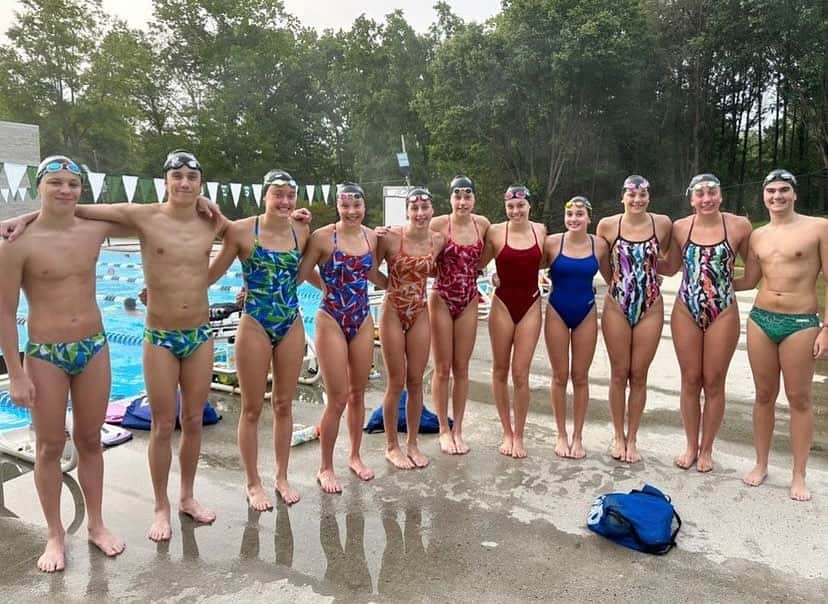 arenausaのインスタグラム：「#ARENATEAMTUESDAY with @questswimmingva!   Comment below: Do you prefer wearing prints or solids to practice? 👇🏻」