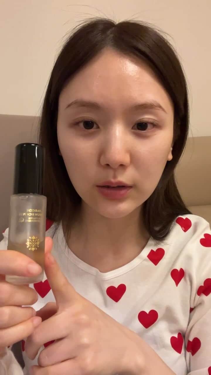 ひよんのインスタグラム：「💜💜  今回はハリッチとのコラボインスタライブ見てくれてありがとうございました❤️ ハリッチは結婚式の前からお世話になっているのだけど、 今回紹介したアイテムはお家で使える美容液だよ💖 累計20万本突破してるみたい:照れちゃう😳👏🏻  鍼灸のサイエンスから誕生した、 美容主成分13%配合の高濃度エイジングケアアイテムで、 オールインワン美容液なの❣️  ナイアシンアミドが3%配合されていたり、 オール国産のヒト幹細胞培養液(エクソソーム含有)8%配合してるから信頼度が高い！！ みんなにも是非使ってみてほしい❤️  #pr #ハリッチ #HARICCHI #美容液 #鍼灸」