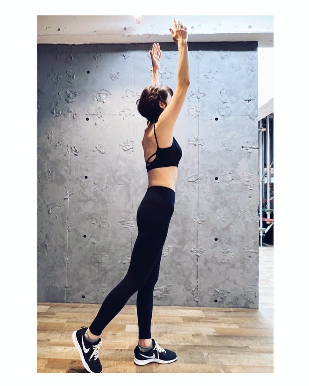 美紀のインスタグラム：「Enjoy bodymake 40代半ばから体型も体力も 思い通りにならなくなり 何度も引退宣言をし マネージャー泣かせだった私が 今、毎週bodymakeレッスンへ  私の周りの60.70代の キラキラしてる女性は みんなそれぞれ努力してて 私も人生をより楽しむため 50歳手前から始めたbodymake  呼吸を整え、リズムに合わせて 全身を動かし毎回、滝汗だけど やり終えると清々しく気持ちいい  食べることが大好きだからね 楽しみながら頑張ります  1枚目、昨日のレッスンの私 ビフォーはお腹ポッコリでUPできない（笑）  2枚目〜スポーツクラブ  MEGAROSのキービジュアル @megalos_official  ラストは共演のAoyama君とオフショット  50代、自分に合ったエクササイズで 体調もメンタルも◎ この夏はサウンドに合わせて フィットボクシングも体感したい！ #MEGALOS  #骨盤ネジ締めボディメイクエクササイズ  @yuka_bodymake  Yuka先生、夏レッスン最後まで 必死についていきます！」