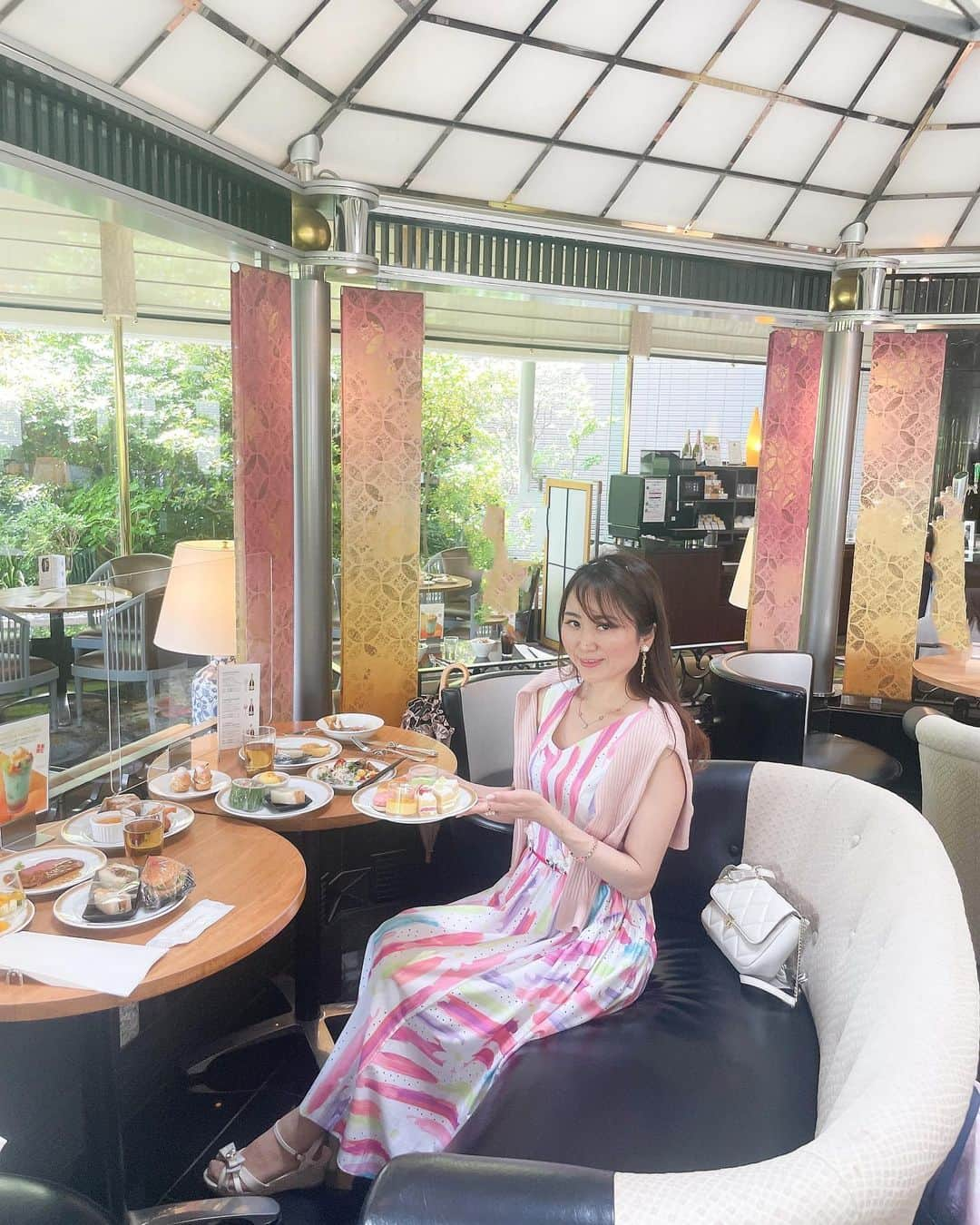 Miku Hirata 平田未来さんのインスタグラム写真 - (Miku Hirata 平田未来Instagram)「ホテルニューオータニ幕張(@hotel_newotani_makuhari )にて、  スイーツビュッフェ新シーズン 『サンドウィッチ＆スイーツビュッフェ〜マンゴー＆メロン〜（ザ・ラウンジ） 』 を堪能してきました🫶  広々とした空間で、 ランチブッフェ✨  スイーツは夏の風物詩である マンゴー🥭とメロン🍈をメインに ホテルならではの優雅さと美味しさを一挙に味わえました✨  ブッフェには、 クッキングメニューもあり、 ホテル伝統じっくり低温で焼き上げるローストビーフをチョイス✨  カレーは🍛 ニューオータニ特製マンゴーカレー（Ｊシリアル玄米・千葉こしひかりライス）を食べてみました✨  ハワイアンエッグベネディクトも小皿に入っていて、とろけそう！  サンドイッチは、 ローストビーフサンドウィッチ だし巻き卵のサンドウィッチ などを楽しみました😊  スイーツでは、 生絞りマンゴーキャラメルクリームエクレアを目の前で作っていただいたり✨  ミニクリームソーダパフェも パチパチと音がして可愛かったです✨  6月までの限定メニュー！  📍 ホテルニューオータニ幕張   ティー＆カクテル「ザ・ラウンジ」 (ロビィ階）  大人	平日 ￥5,830 土・日  ￥6,600 小学生	￥2750 幼児（4~6歳）	￥1375  @hotel_newotani_makuhari  #ホテルニューオータニ幕張 #ホテルニューオータニ幕張ok #ザラウンジ #ティーアンドカクテルラウンジ #ティーアンドカクテル #スイーツビュッフェ  #サンドウィッチスイーツビュッフェ #マンゴーメロンフェア #千葉スイーツ #海浜幕張駅 #海浜幕張駅グルメ #幕張グルメ  #PR」5月9日 21時16分 - miku.hirata