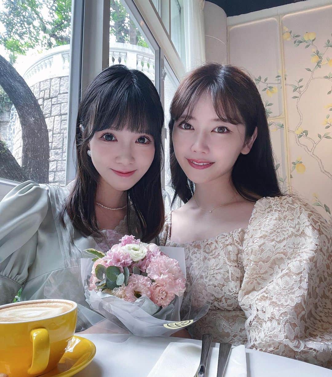 キアナのインスタグラム：「誕生日お祝いでアフタヌーンティー🤍🤍 手紙もらってるのはマジ初ので照れ照れしてる」
