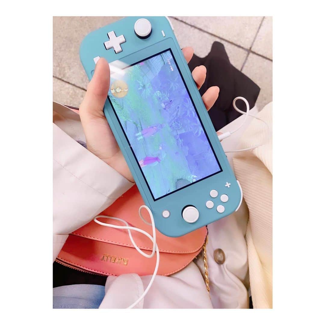 MINAのインスタグラム：「. ニジゲンノモリでのドラクエが楽しすぎて、 Switch買っちゃった🥺 持ち運びまくるのでLite＾＾ 1週間ぐらい寝ないでプレイしたい、、」