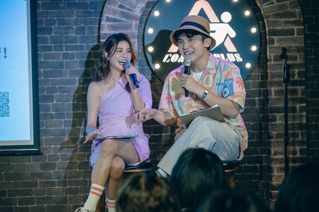 のインスタグラム：「#不正常愛情研究中心  #集體發春LivePodcast  關於那個我們一起度過神奇美妙的夜晚 曾經被唱衰節目一定撐不久 這1000天裡我們做到了 超過150集、突破五百萬收聽、podcast保持總榜前排名、入選podcast 2022最好笑的節目、私密社團累積六千人 還有 這次的見面會  謝謝豪平找我做這個節目 讓大家認識最真實的我 也是讓我確定要繼續做主持這條路的原因 看到你們每一個人認真的投稿愛情故事 每一集更新後的回饋 才知道原來我的想法能夠幫助那麼多人呀～ 不論是好的還是壞的討論 這就是我們繼續做下去的動力吧！ 謝謝陪伴豪平跟宇珊成長的你們 希望那天來到現場的大家都有玩的開心喝的盡興  配對成功修成正果有豪平的加碼一萬 當然也少不了宇珊的紅包啦 大家各自加油各自努力好嗎😆🧧  我那天真的只是一個會說話的花瓶 其他精彩的內容與活動環節 全部是製作人 @outcastliu 跟 @eddie.__.copy 統籌設計！你們太棒了🥺 謝謝 @hannah.monina 的開場秀 謝謝嘉賓 @whateveryousaytw 跟我們一起玩 謝謝愛情後盾的乾爹乾媽們 謝謝所有工作人員  希望很快就可以…..加場囉😆 #回想當晚都會笑出來 #喜歡我們大笑的每一刻 #被豪平玩壞的宇珊」