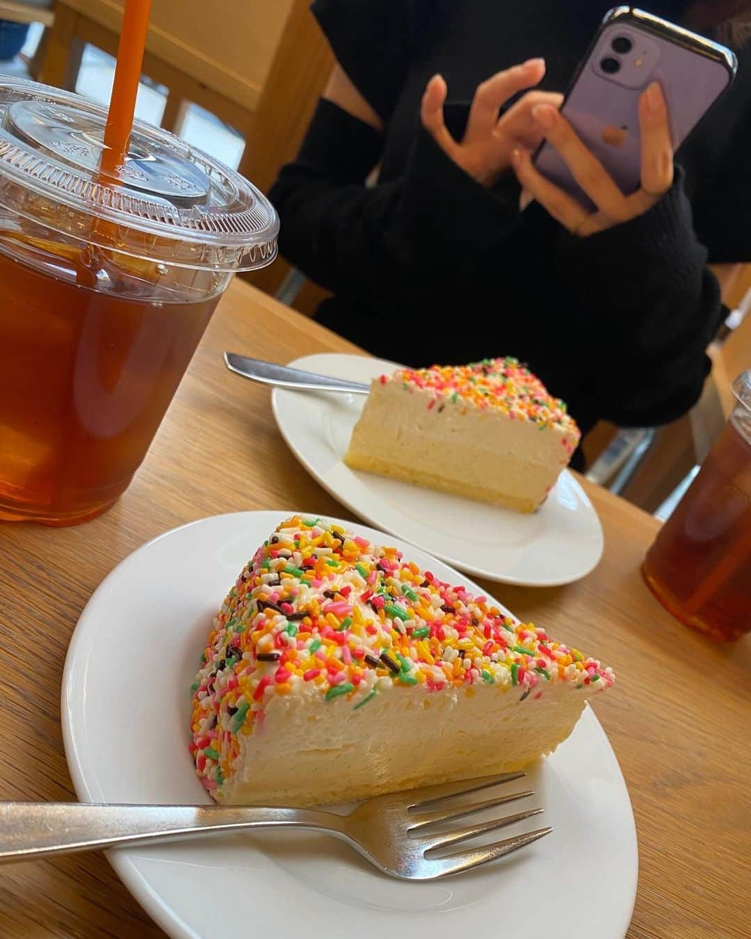 ゆでたまごさんのインスタグラム写真 - (ゆでたまごInstagram)「あずみんとカラフルチョコのケーキを食べた日🍰🌈 可愛いケーキいっぱいでどれ食べるか迷った…🥺🍴  カラースプレー小さい頃から大好き…⸜❤︎⸝  おそろいのお洋服で少しだけ恥ずかしかった私たち😂🤍  #カフェ #cafe #チョコ #カラフル #🍫 #☕️ #🍰 #chico #lotus #🧸」5月9日 21時25分 - yudetamasan