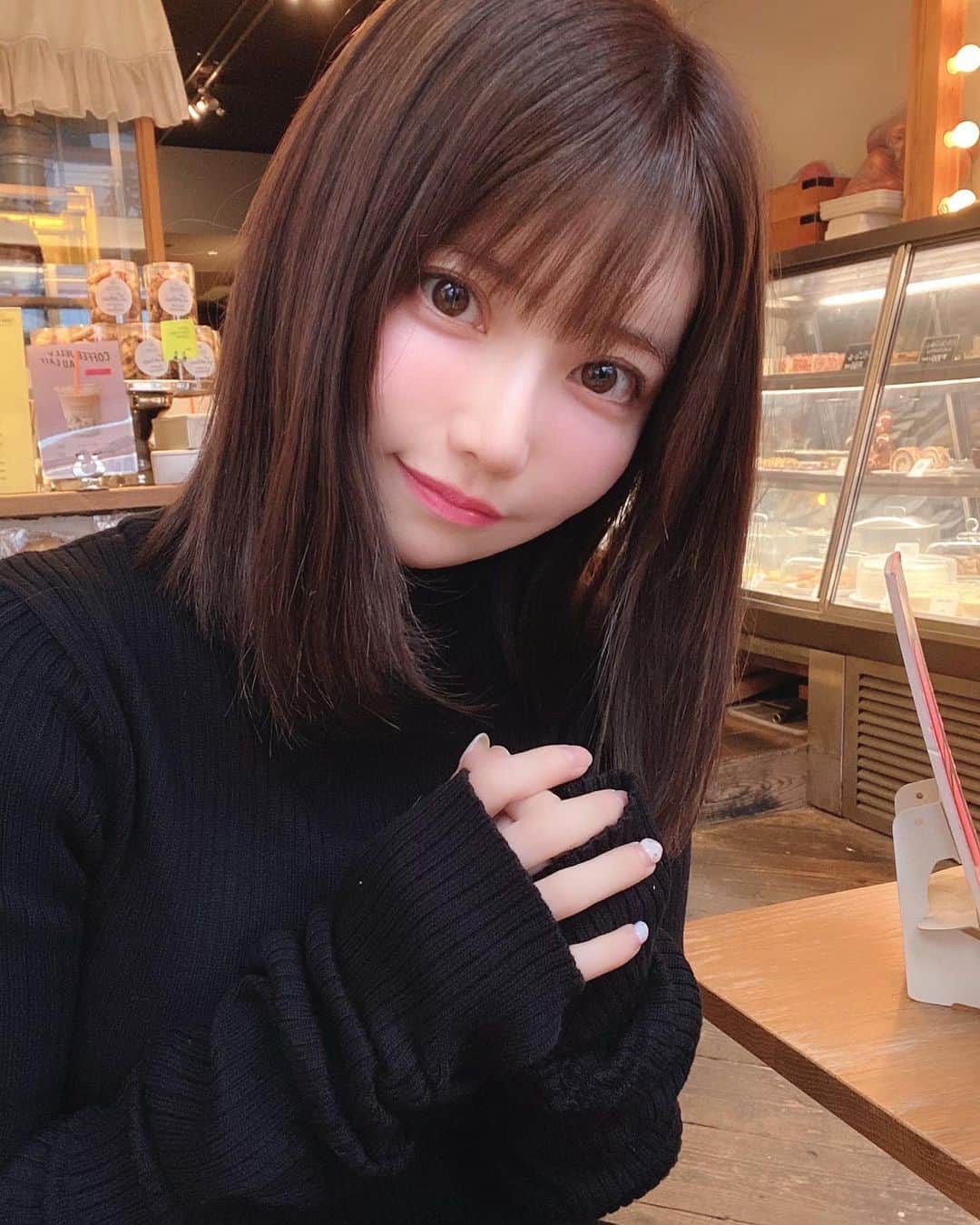 ゆでたまごのインスタグラム：「あずみんとカラフルチョコのケーキを食べた日🍰🌈 可愛いケーキいっぱいでどれ食べるか迷った…🥺🍴  カラースプレー小さい頃から大好き…⸜❤︎⸝  おそろいのお洋服で少しだけ恥ずかしかった私たち😂🤍  #カフェ #cafe #チョコ #カラフル #🍫 #☕️ #🍰 #chico #lotus #🧸」