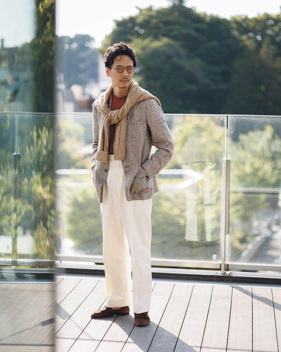 Shuhei Nishiguchiのインスタグラム：「"Neutral tones, but all different colors"◀︎◀︎◀︎8pics  📸@shige_mot0   昨日とは打って変わって晴れの日のスタイリング。 ニュートラルカラーでのトーンでも、全て違う色"ブラウン、テラコッタ、キャメル、タバコ、オフホワイト"で構成したスタイリング。  【ITEM】 Jacket： @belvest  T-shirt： @beams_f  Knit： @poloralphlauren  Trousers： @tangent.clothing_official  Shoes： @ferrante1875  Eyewear： @oliverpeoples   #beamsf #classicmenswear #vintageclothing #preppyfashion #ootdmen」
