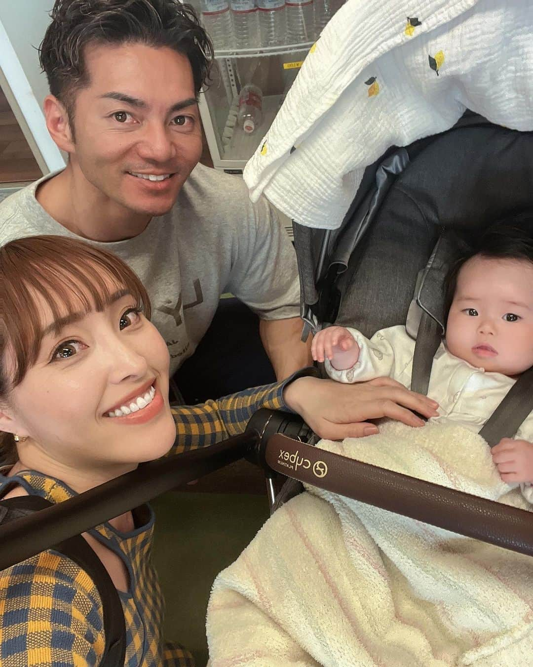 渋谷美穂さんのインスタグラム写真 - (渋谷美穂Instagram)「家族写真👨‍👩‍👧✨ けーちゃんが生まれてもうすぐ5ヶ月🥹🌿 慌ただしい日々を送っていたら あっという間に時間が過ぎていた😅😅😅 ⁡ 親孝行なけーちゃんは、 生まれて一度も大きな病気もなく、 朝までぐっすり寝てくれて、とても健康的😭💓 いつもニコニコ歯なしスマイルを見せてくれます🥹✨  大泣きしても、下唇引っ張られても 何したって可愛くて愛おしい🥲 この笑顔を一生守り続けます🕊️  そして産後会う人ほぼ全員に 表情が全然違う😂と言われますw 今日は由志から改めて 『なんかアクが抜けたよね』と言われましたw  #誰がアクまみれや #髪型メイク肌の色全部変わったな〜  #産後#産後トレーニング#産後ママ#トレーニング#産後ダイエット#筋トレ#ママトレーニー#ママトレ#筋トレママ#マタニティトレーニング#フィットネス#5ヶ月#赤ちゃん#fitness#training」5月9日 21時26分 - miho_fitness