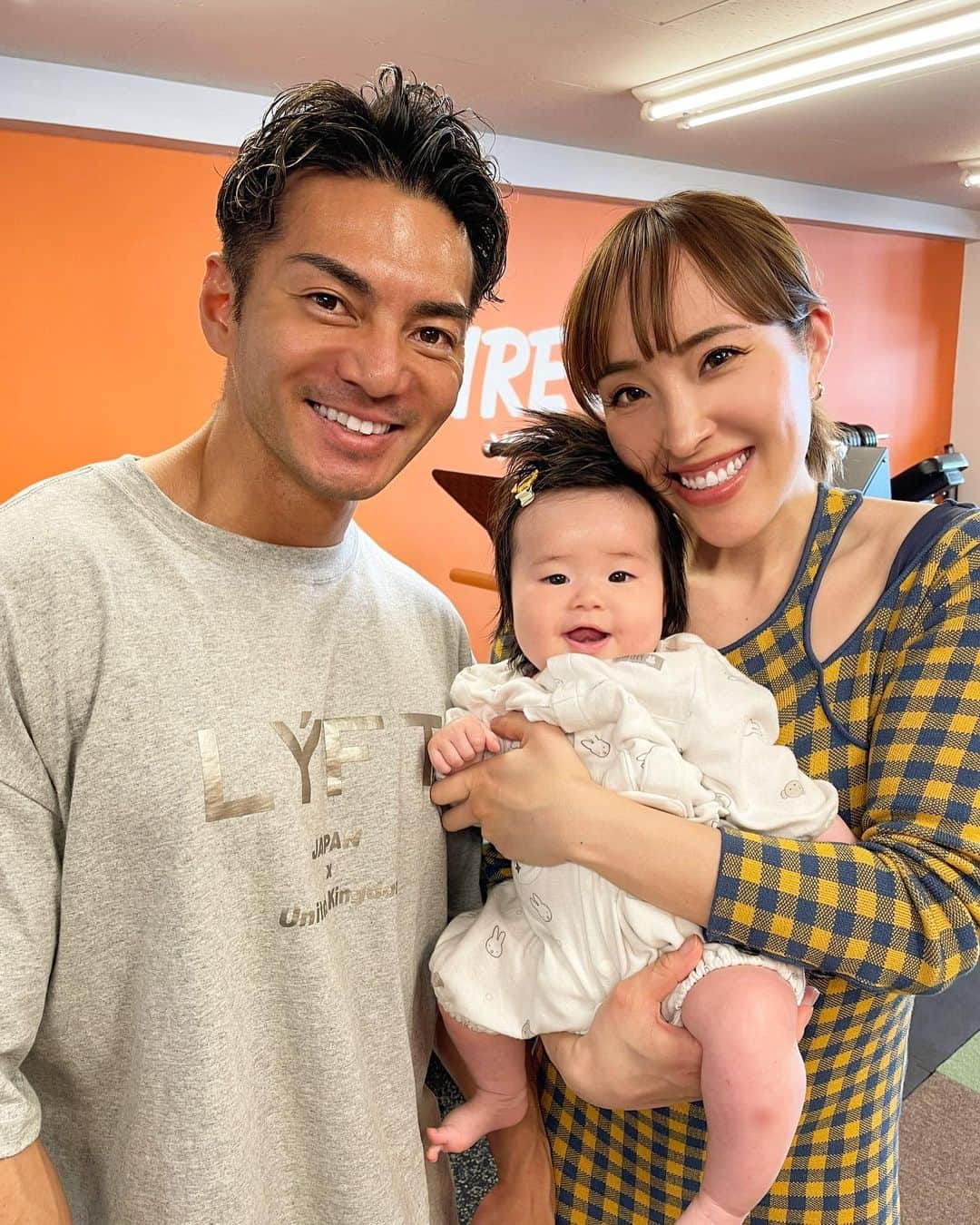 渋谷美穂さんのインスタグラム写真 - (渋谷美穂Instagram)「家族写真👨‍👩‍👧✨ けーちゃんが生まれてもうすぐ5ヶ月🥹🌿 慌ただしい日々を送っていたら あっという間に時間が過ぎていた😅😅😅 ⁡ 親孝行なけーちゃんは、 生まれて一度も大きな病気もなく、 朝までぐっすり寝てくれて、とても健康的😭💓 いつもニコニコ歯なしスマイルを見せてくれます🥹✨  大泣きしても、下唇引っ張られても 何したって可愛くて愛おしい🥲 この笑顔を一生守り続けます🕊️  そして産後会う人ほぼ全員に 表情が全然違う😂と言われますw 今日は由志から改めて 『なんかアクが抜けたよね』と言われましたw  #誰がアクまみれや #髪型メイク肌の色全部変わったな〜  #産後#産後トレーニング#産後ママ#トレーニング#産後ダイエット#筋トレ#ママトレーニー#ママトレ#筋トレママ#マタニティトレーニング#フィットネス#5ヶ月#赤ちゃん#fitness#training」5月9日 21時26分 - miho_fitness