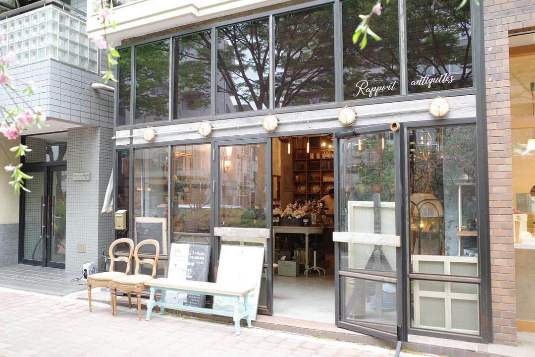石井輝明さんのインスタグラム写真 - (石井輝明Instagram)「早稲田。 アンティークな店内は圧巻のオシャレさ。 店主さんの物腰も柔らかくてとても素敵なお店だった。  今日はお笑いバックスありがとうございました。 終わってから明日の仕事のために秋田県に前乗り。 早起きするより、前乗りの方が助かるよねぇ。  #rapportantiquecafe #cafe #coffee #カフェ #コーヒー #喫茶店 #東京カフェ #早稲田カフェ #カフェ芸人」5月9日 21時28分 - comandanteishii