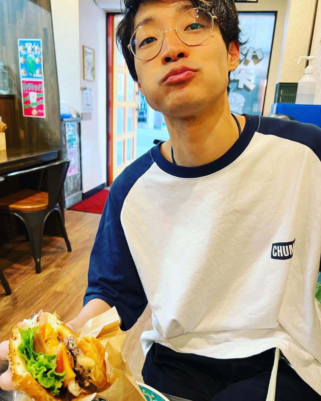 山田健人さんのインスタグラム写真 - (山田健人Instagram)「ハンバーガーのオクノ めちゃくちゃ美味しかった！！ 噂には聞いてたけどめちゃくちゃ美味しかった！！ はよもっかい食いたい！！ かぶりつきまくりで表情えらいことなってます。 一応ヴィーガンバーガーも商品に追加してほしい言うといた。 是非とも！！！  #ハンバーガーのオクノ」5月9日 21時39分 - runnykento