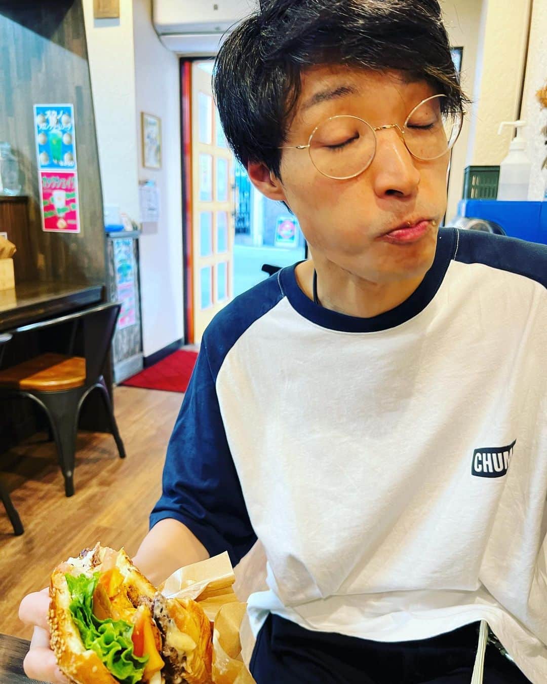 山田健人さんのインスタグラム写真 - (山田健人Instagram)「ハンバーガーのオクノ めちゃくちゃ美味しかった！！ 噂には聞いてたけどめちゃくちゃ美味しかった！！ はよもっかい食いたい！！ かぶりつきまくりで表情えらいことなってます。 一応ヴィーガンバーガーも商品に追加してほしい言うといた。 是非とも！！！  #ハンバーガーのオクノ」5月9日 21時39分 - runnykento
