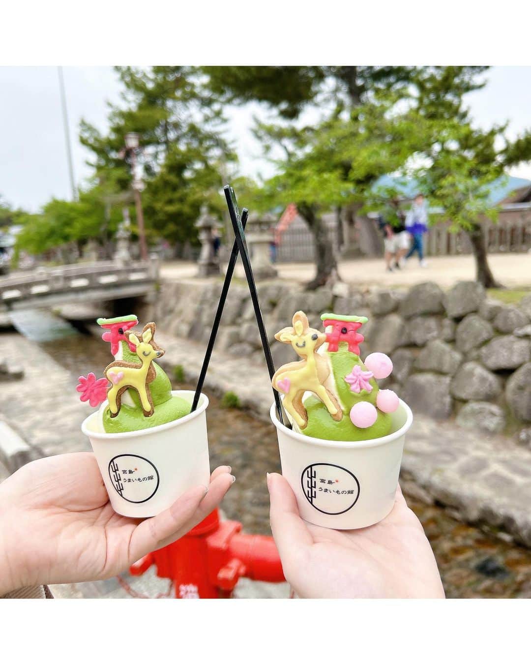 岩田陽菜のインスタグラム：「宮島の鳥居と鹿さんのアイシングクッキーが乗っとるソフトクリーム🍦❤️  ピンク×黄色の色はペンライトカラーなので運命感じたよ💛🩷」