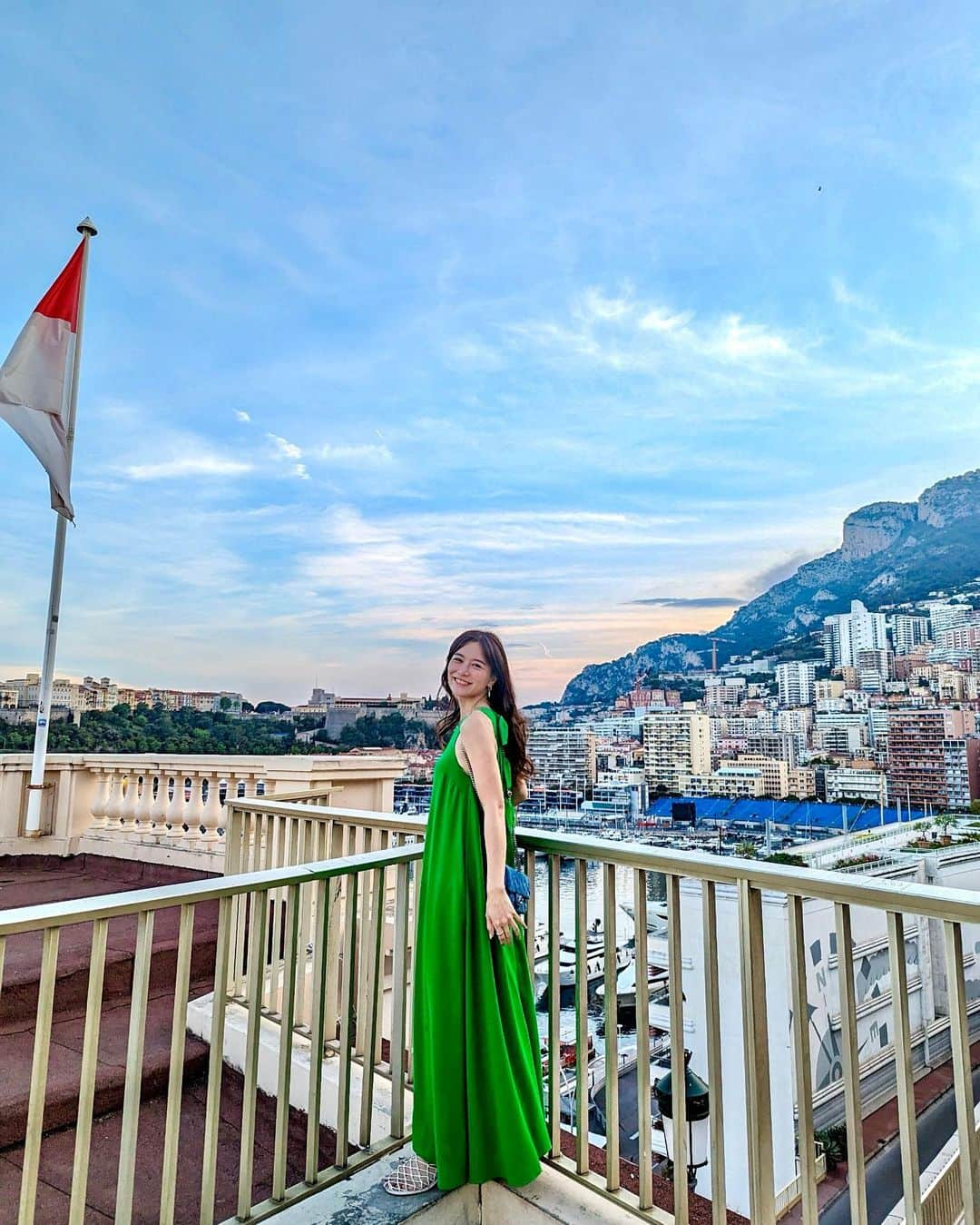 石井里奈さんのインスタグラム写真 - (石井里奈Instagram)「Monaco🇲🇨 モンテカルロから駅に向かう途中に見つけたインスタ映えスポット♡ 本当に本当に綺麗だった！ 1枚目は @googlepixel で4枚目以降はiphoneで撮った写真です📷 . 8枚目からはこのあと好評だった @yoshlko とのストーリーズの動画もつけとくね笑 面白いからぜひ音ありで見て欲しい！笑　 映えじゃろ？とかっこがおもしろい笑 あー笑った😆🩷 文句言いつつちゃっかり撮るよしこがかわいい。笑 . #monaco #モナコ #モナコ旅行 #montecarlo #tarajarmon #タラジャーモン #モンテカルロ #女子旅 #新婚旅行 #ビーチ #beach #honeymoon」5月9日 21時31分 - ri7tin1025