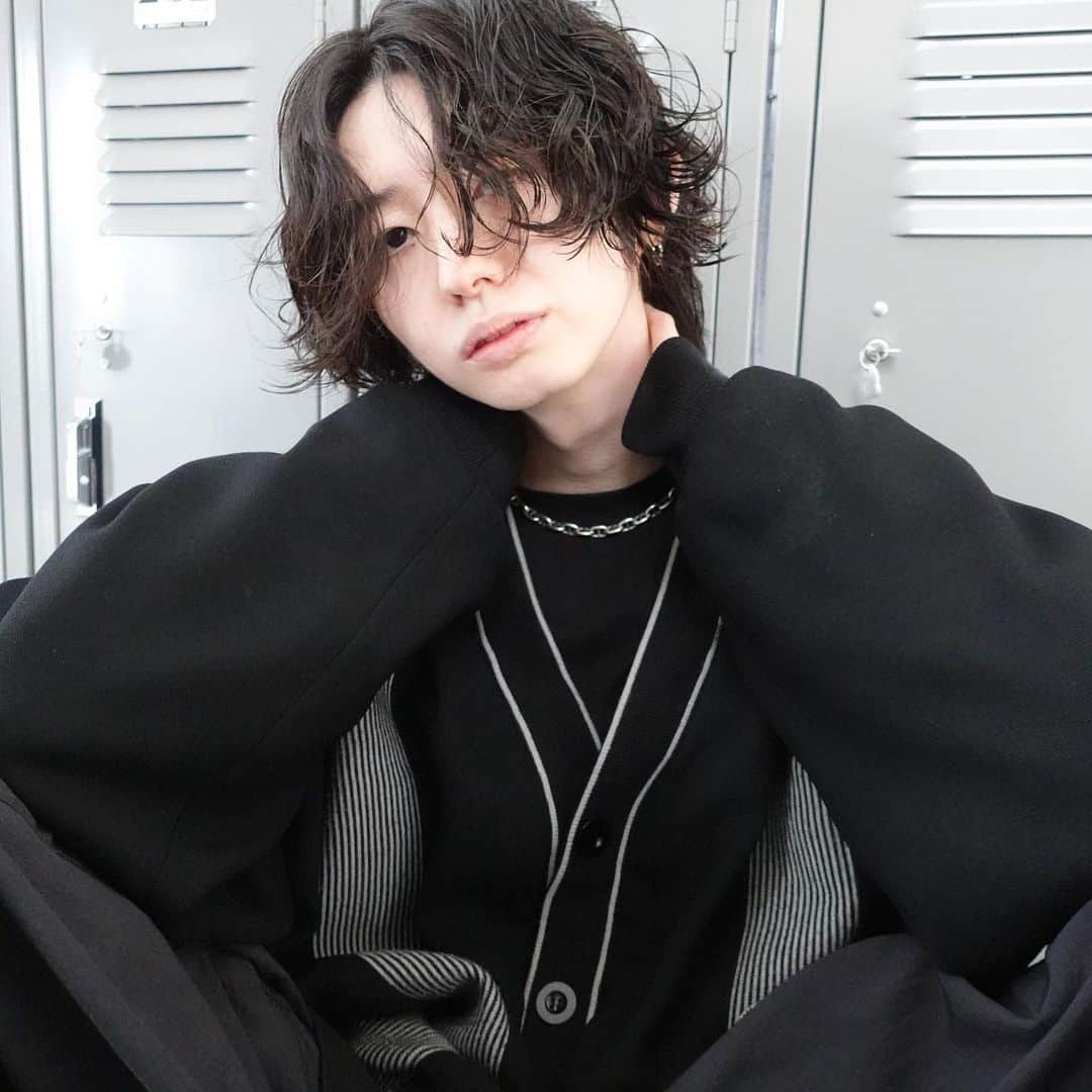 佐藤 渚のインスタグラム：「@shuta_muramatsu を パーマかけてイメチェン　  メンズヘアは↓ @nagisa_menshair   #波巻きパーマ #無造作パーマ　#センターパートウルフ　#春パーマ　 #波巻きウルフ　#韓国パーマ　 #スパイラルパーマ　#メンズパーマ」
