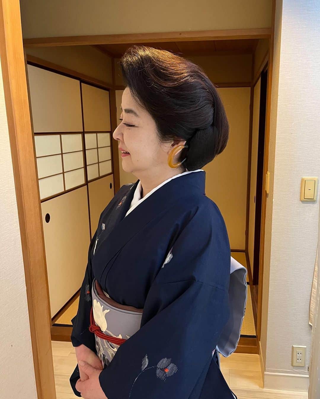 岸本加世子さんのインスタグラム写真 - (岸本加世子Instagram)「亡き母が仕立ててくれた着物。今回の取材で初めて仕付を切り袖を通しました。紺かすりに椿の花が可愛い着物です。」5月9日 21時33分 - kayokokishimoto