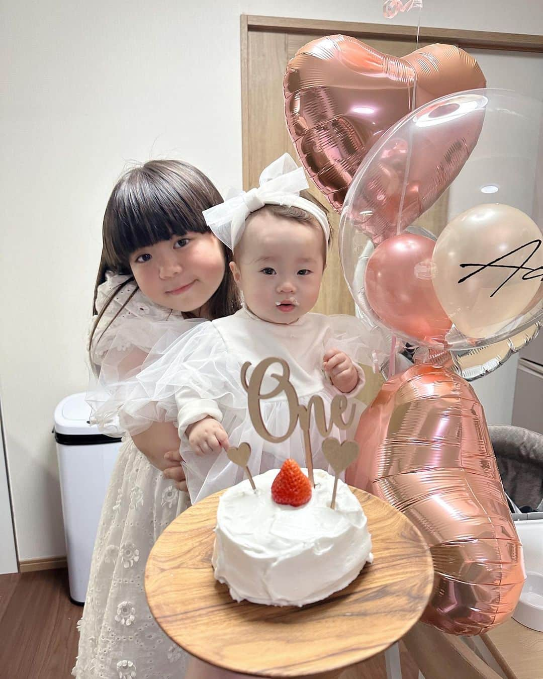 おかんとむすめさんのインスタグラム写真 - (おかんとむすめInstagram)「.  あち1歳お誕生日🎂 皆さんお祝いのメッセージ 本当にありがとうございます🥺⭐️  ２児の母になって１年。 もちろん大変な事も増えたけど、 それ以上に幸せで愛おしい時間が増えて、 ねぇねもママもパパも心から あち生まれてきてくれてありがとう って思ってます🫶  とにかく健康で、、、 沢山の人に愛されて育ってほしい。 母の願いです💯  プレゼントなど詳しい様子は またYouTubeも投稿するので ぜひ見てください🎁✨  あち1歳おめでとう💕💕💕  #1歳誕生日 #年の差姉妹 #次女 #おかんとむすめたち」5月9日 21時33分 - okanmusume