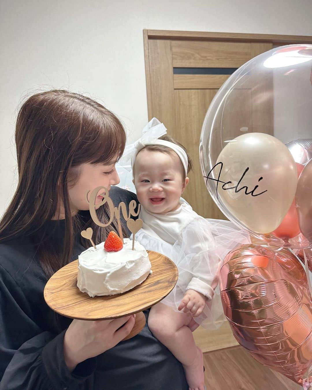 おかんとむすめさんのインスタグラム写真 - (おかんとむすめInstagram)「.  あち1歳お誕生日🎂 皆さんお祝いのメッセージ 本当にありがとうございます🥺⭐️  ２児の母になって１年。 もちろん大変な事も増えたけど、 それ以上に幸せで愛おしい時間が増えて、 ねぇねもママもパパも心から あち生まれてきてくれてありがとう って思ってます🫶  とにかく健康で、、、 沢山の人に愛されて育ってほしい。 母の願いです💯  プレゼントなど詳しい様子は またYouTubeも投稿するので ぜひ見てください🎁✨  あち1歳おめでとう💕💕💕  #1歳誕生日 #年の差姉妹 #次女 #おかんとむすめたち」5月9日 21時33分 - okanmusume