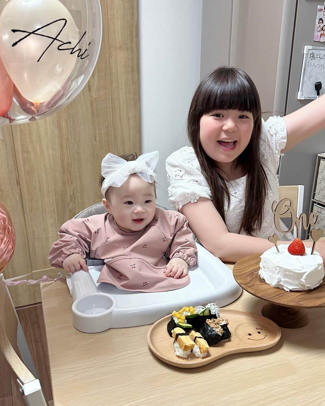 おかんとむすめさんのインスタグラム写真 - (おかんとむすめInstagram)「.  あち1歳お誕生日🎂 皆さんお祝いのメッセージ 本当にありがとうございます🥺⭐️  ２児の母になって１年。 もちろん大変な事も増えたけど、 それ以上に幸せで愛おしい時間が増えて、 ねぇねもママもパパも心から あち生まれてきてくれてありがとう って思ってます🫶  とにかく健康で、、、 沢山の人に愛されて育ってほしい。 母の願いです💯  プレゼントなど詳しい様子は またYouTubeも投稿するので ぜひ見てください🎁✨  あち1歳おめでとう💕💕💕  #1歳誕生日 #年の差姉妹 #次女 #おかんとむすめたち」5月9日 21時33分 - okanmusume