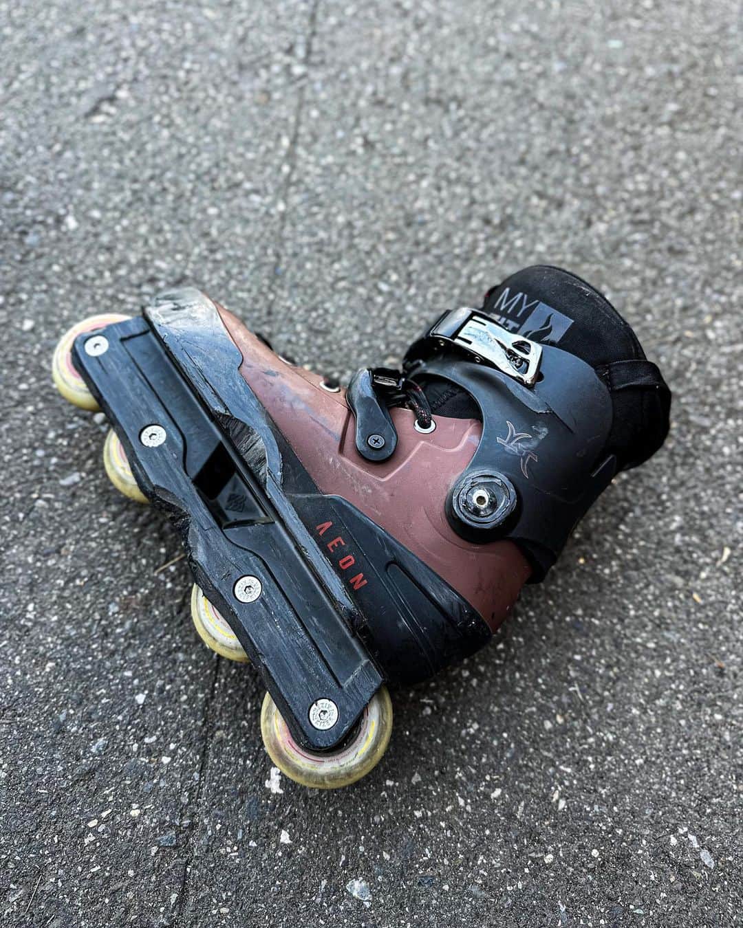 安床武士のインスタグラム：「LIFE✨ Boots / @usdskates AEON TY 68 Wheels / @undercoverwheels Apex 68mm  新品なのも良いけど少し使ってるブーツを見るのが好きです。 全てのキズに意味があると思うとずっと見てられます。  #usdskates #usdaeon #aeon68 #yasutokoaeon #undercoverwheels #rollerblading #blading #inlineskate #roller #rollerfreestyle #インラインスケート #ローラーブレード #ローラーフリースタイル #takeshiyasutoko #安床武士 #mykicks」