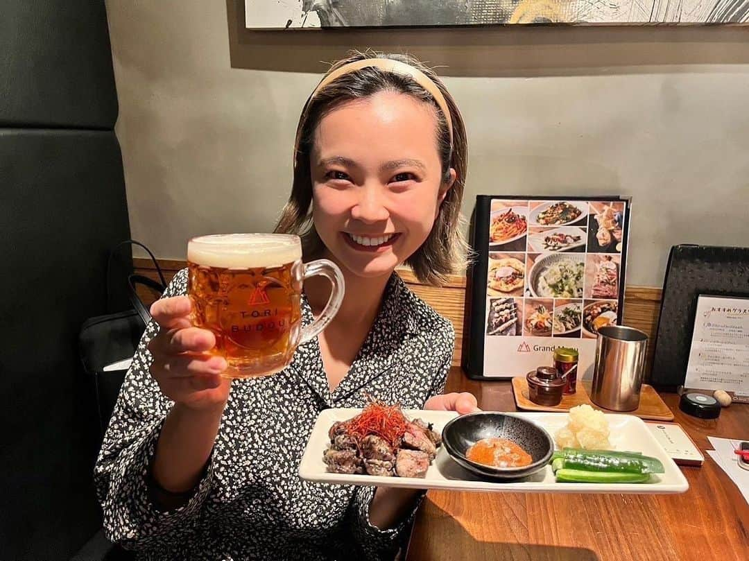 KBCラジオのインスタグラム：「【🍺#キリンビール クラフトビールでハッピーアワー 🍺】 ⁡ 〜5月5日(金)放送🆕〜 ⁡ こんばんは‼️ クラフトビール大好きタレント　くにさきなるみ です❗️  ⁡ 今回お伺いしたのは､､､ 【焼き鳥ワイン酒場 とりぶどう TORI-BUDOU 今泉本店】 ⁡ ⏩ @toribudou_imaizumihonten  ⁡ ⁡ 店名の「とりぶどう」のとおり、 こだわりの焼き鳥とワイン🍷が愉しめるお店ですが、クラフトビールの品ぞろえも豊富🍻🍺🥹✨ ⁡ 鮮度にこだわる朝引き地鶏や 女性に人気の野菜の巻き串など「自慢の串」は クラフトビールとの相性もバッチリ👍🍺 ⁡ 今回は【地鶏の黒炭焼き鳥と胡瓜スティック辛味噌添え】 に店長おすすめのクラフトビール #ブルックリンラガー のセットで頂きました😍 ⁡ 鶏は”甘さ”を感じるほど旨味がしっかりしていて 炭の香ばしさがまたビール欲を掻き立てます❗️✨ ⁡ そこに、パッションフルーツのような トロピカルな🥭味わいの#ブルックリンラガー がとてもよく合うんです‼️🍺 ⁡ 今泉の本店の他、渡辺通店、大名店、MAKI-BUDOU、新名物博多ぐる皮が楽しめる「琥珀の月」など系列店もありますよーー‼️ ⁡ 放送から一週間以内なら radiko のアプリで全国どこからでも聴けるので ぜひよろしくお願いします💕 毎週金曜16:35〜 #KBCハッピーアワー ⁡ ﹋﹋﹋﹋﹋﹋﹋﹋﹋﹋﹋﹋﹋﹋﹋﹋﹋﹋ ⁡ 【住所】 福岡県福岡市中央区今泉1-13-30 JOJIビル1F ⁡ 【営業時間】 月～日、祝日: 17:00～翌0:00 （料理L.O. 23:30 ドリンクL.O. 23:30） ⁡ 【定休日】 なし ⁡ 【お店のHP】 https://toribudou-honten.owst.jp ⁡ ﹋﹋﹋﹋﹋﹋﹋﹋﹋﹋﹋﹋﹋﹋﹋﹋﹋﹋ ⁡ #kbcラジオ#kbc#KBCハッピーアワー #キリンビール#キリンクラフトビール #スプリングバレー#豊潤496#シルクエール #タップマルシェ #クラフトビール#ビール党 #ビール好きと繋がりたい#ビール女子 #福岡グルメ#天神グルメ#天神#今泉 #福岡タレント#タレント#フリータレント #福岡フリータレント#mc  #フリーランス#リポーター #福岡リポーター#ナレーター #くにさきなるみ」