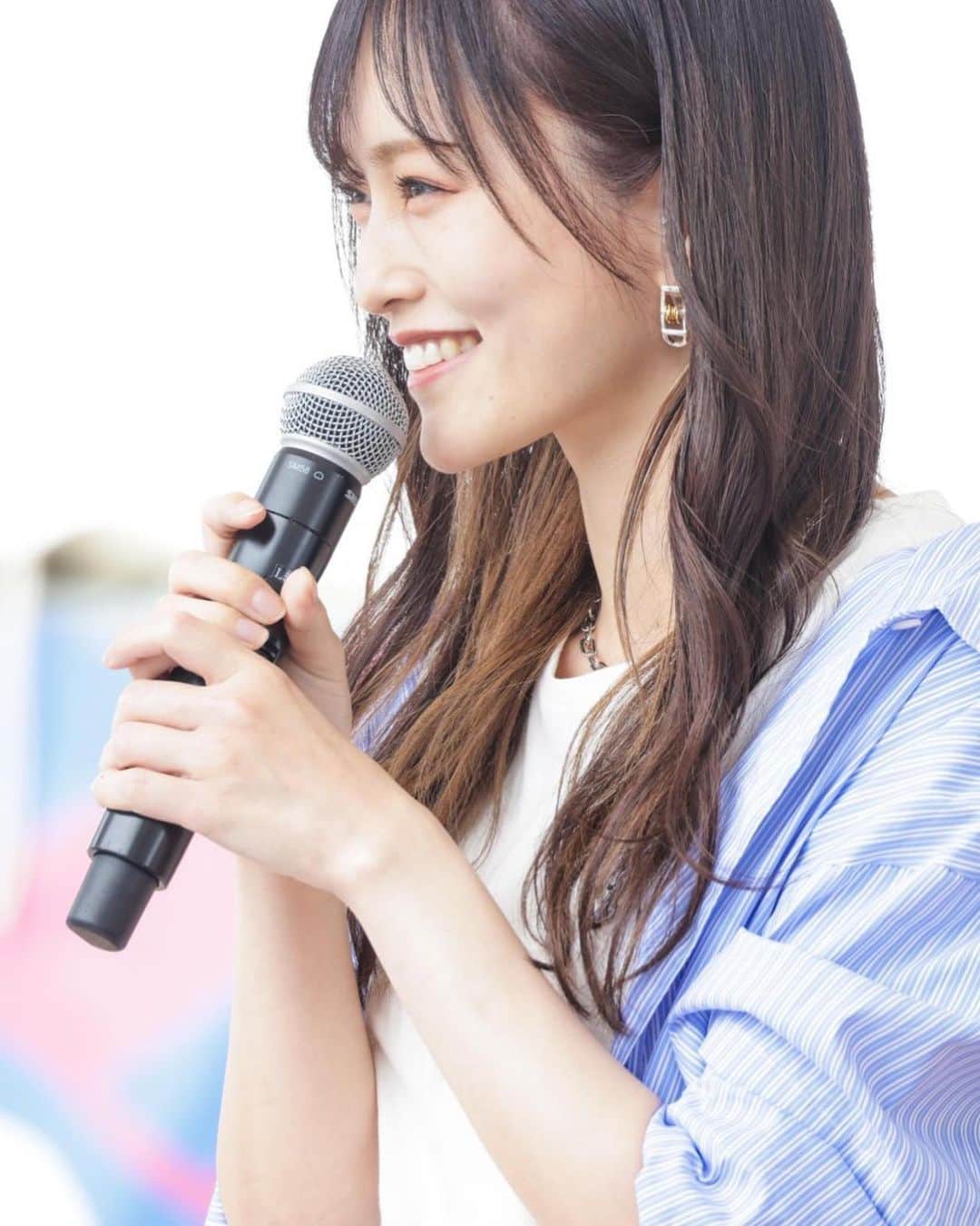 柏木作夢さんのインスタグラム写真 - (柏木作夢Instagram)「先日のFM802 ｢SATURDAY AMUSIC ISLANDS-AFTERNOON EDITION-」 公開収録📻  彩さんの衣装を担当していました👔✨  爽やか〜でカジュアル🎐✨  彩さん、ありがとうございます✨✨✨  #山本彩 san #サムズポイント #フードソニック #衣装 #スタイリスト #samukashiwagi #柏木作夢」5月9日 21時47分 - samukashiwagi