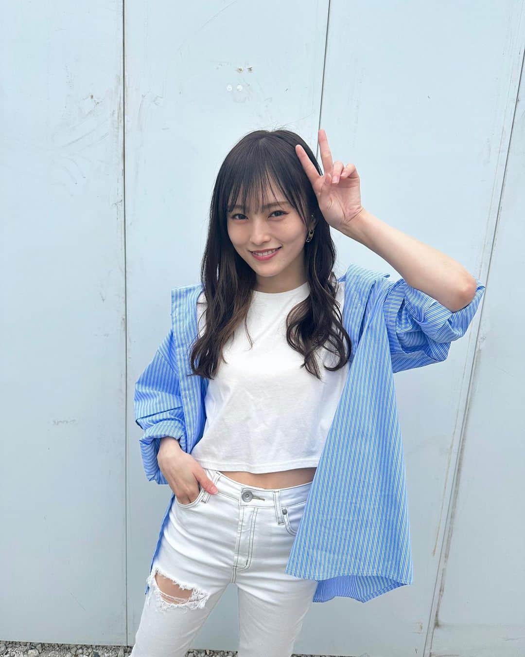 柏木作夢さんのインスタグラム写真 - (柏木作夢Instagram)「先日のFM802 ｢SATURDAY AMUSIC ISLANDS-AFTERNOON EDITION-」 公開収録📻  彩さんの衣装を担当していました👔✨  爽やか〜でカジュアル🎐✨  彩さん、ありがとうございます✨✨✨  #山本彩 san #サムズポイント #フードソニック #衣装 #スタイリスト #samukashiwagi #柏木作夢」5月9日 21時47分 - samukashiwagi