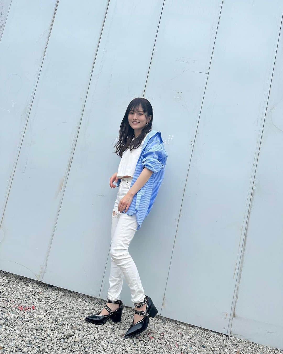 柏木作夢さんのインスタグラム写真 - (柏木作夢Instagram)「先日のFM802 ｢SATURDAY AMUSIC ISLANDS-AFTERNOON EDITION-」 公開収録📻  彩さんの衣装を担当していました👔✨  爽やか〜でカジュアル🎐✨  彩さん、ありがとうございます✨✨✨  #山本彩 san #サムズポイント #フードソニック #衣装 #スタイリスト #samukashiwagi #柏木作夢」5月9日 21時47分 - samukashiwagi