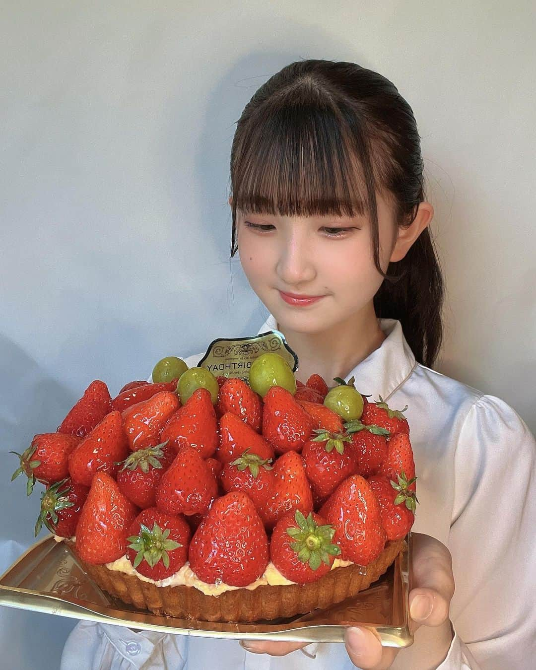 出雲やえさんのインスタグラム写真 - (出雲やえInstagram)「14歳になりました🎂  家族が多いのでめちゃでかい🍓  #誕生日 #ハッピーバースデー #0509 #お祝い #14歳 #jc #jc2 #いちご #🍓 #タルト #ケーキ #家族 #ポニーテール」5月9日 21時47分 - osu_yae