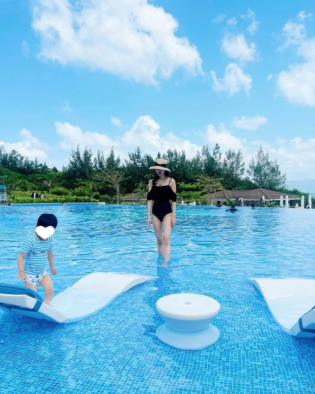 越馬千春さんのインスタグラム写真 - (越馬千春Instagram)「. 🌊💕👒🏊‍♀️  水嫌いの息子達も今年は楽しんでくれたかと🫶💕  #ハレクラニ沖縄#halekulaniokinawa#沖縄子連れ旅行  #chiharukoshiba_trip #子連れ旅行#男の子ママ#👩🏻#ママライフ#ママ#育児日記#年子育児#年子兄弟#年子兄弟#4歳男の子#2歳男の子」5月9日 21時40分 - chiharukoshiba