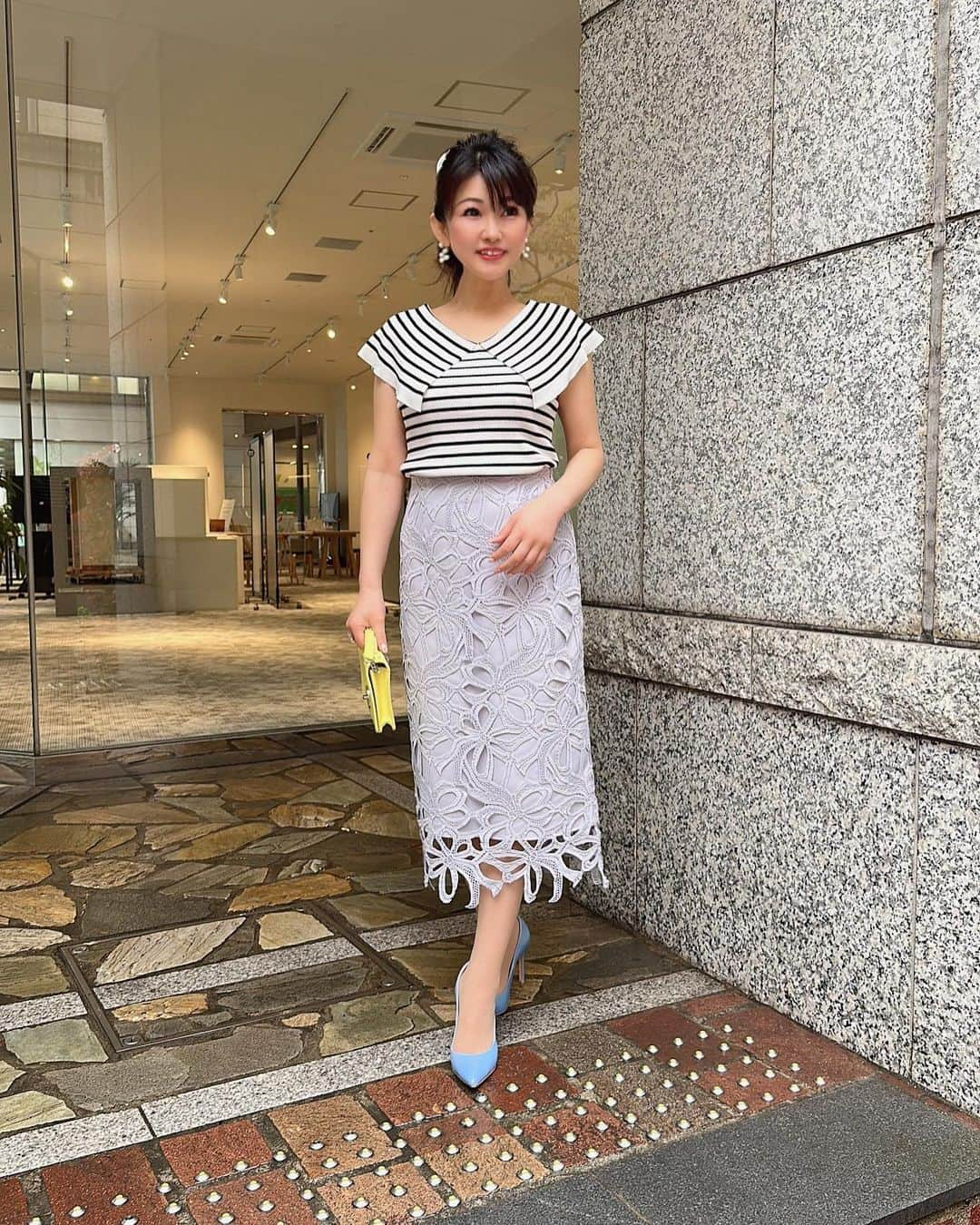 Maya Shiraiさんのインスタグラム写真 - (Maya ShiraiInstagram)「夏になるとボーダーが着たくなる✨  綺麗目素材で作っているのでボーダーでもカジュアルになり過ぎず、夏でもサラッと心地良く着られます  膨張しない様に 締まりある白×黒ボーダー✨  ビッグカラーが小顔効果もあって可愛いの💕  リボン柄iラインスカートの ブルーと合わせてみたよ✨✨  爽やかお上品に着られます。  カラーの👠や👜を合わせても コーデにメリハリもでるよ  tops＆skirt @feerichelu    👠　@zara  ーーーーーーーーーーーーーー FEERICHELU(フェリーシェル)では、 「ここでしか買えないオリジナルデザイン」のアイテムを多数取り揃えております。 大量生産を行わず「厳選した上質素材」と「丁寧な縫製」「美しいシルエット」「長持ちする製品」を心を込めてデザイン・製造・販売しています🥰🌸 ーーーーーーーーーーーーーー  #feerichelu#フェリーシェル#大人フェミニン#ボーダーニット#ボーダートップス #新作#夏ニット#夏コーデ#着回しコーデ#着回し#レーススカート #タイトスカート スカート #ニットコーデ#半袖ニット」5月9日 21時43分 - maya.shirai